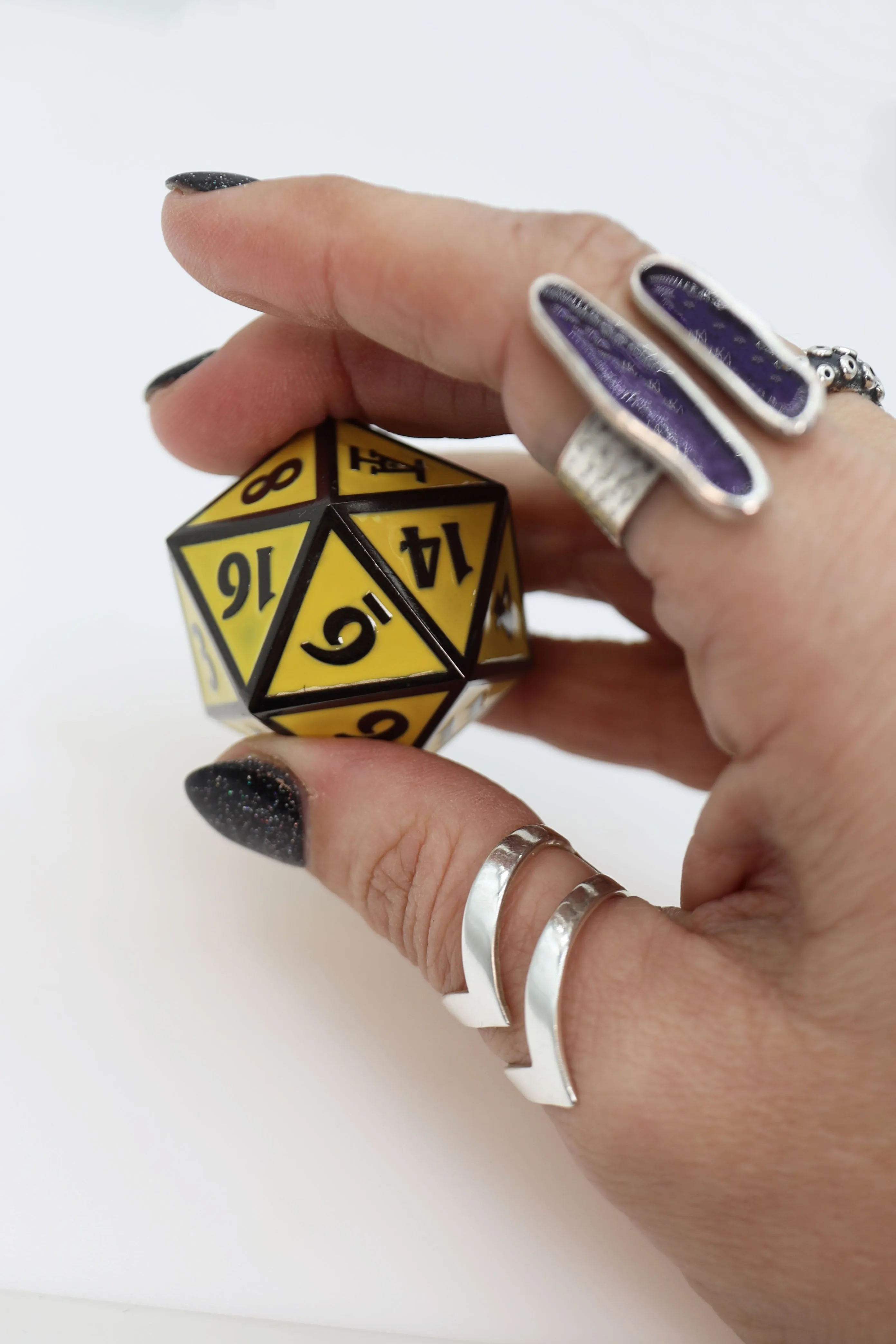Acquisitions Inc 35mm Metal D20: Evelyn