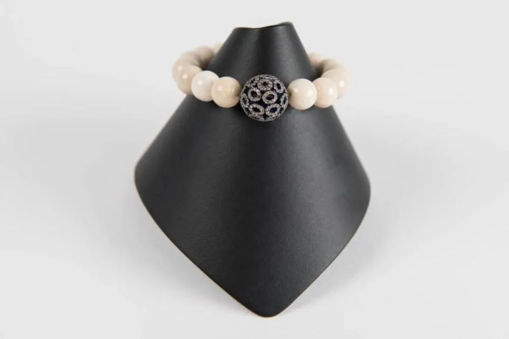 Agate with white topaz bead