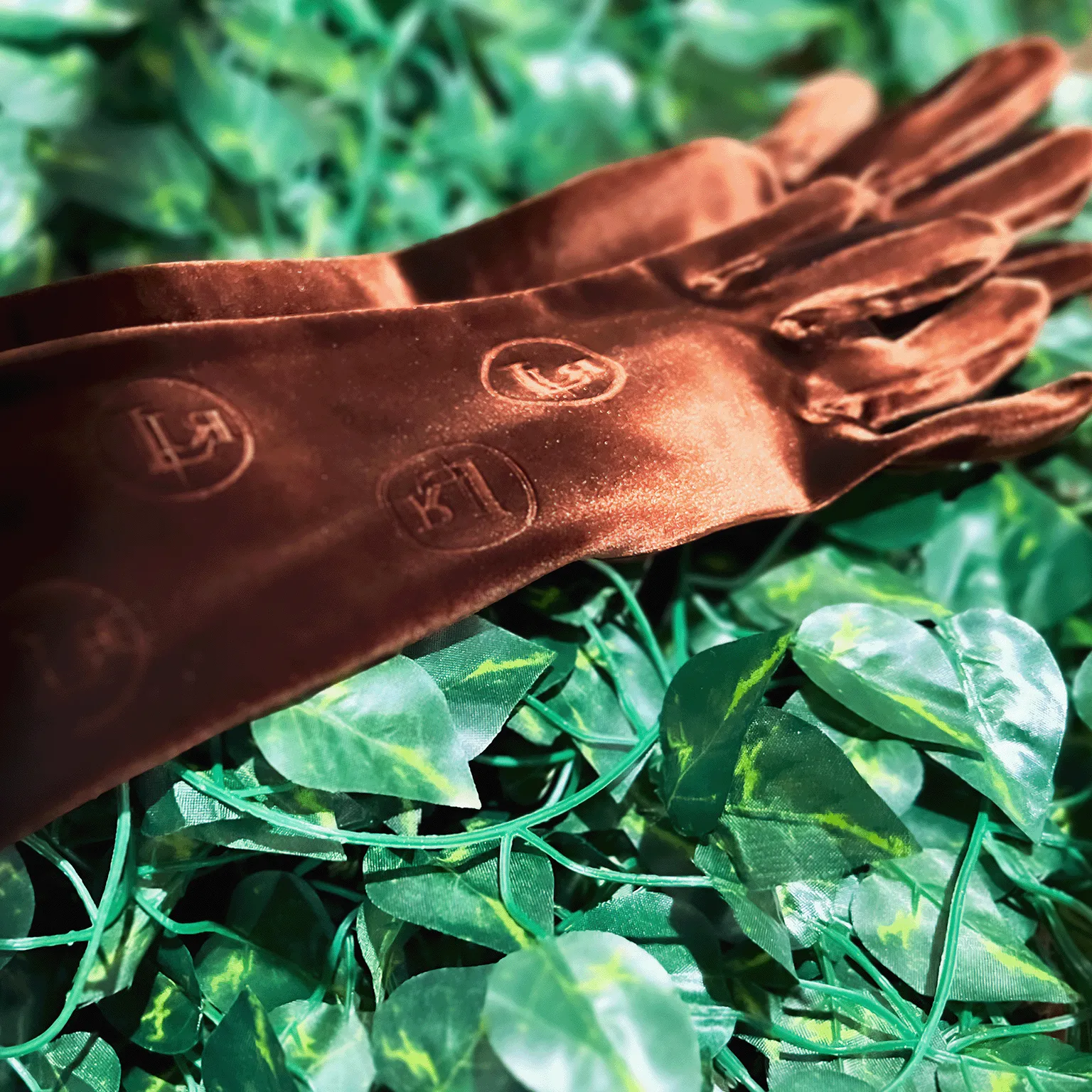 Embossed Stretch Velvet Gloves