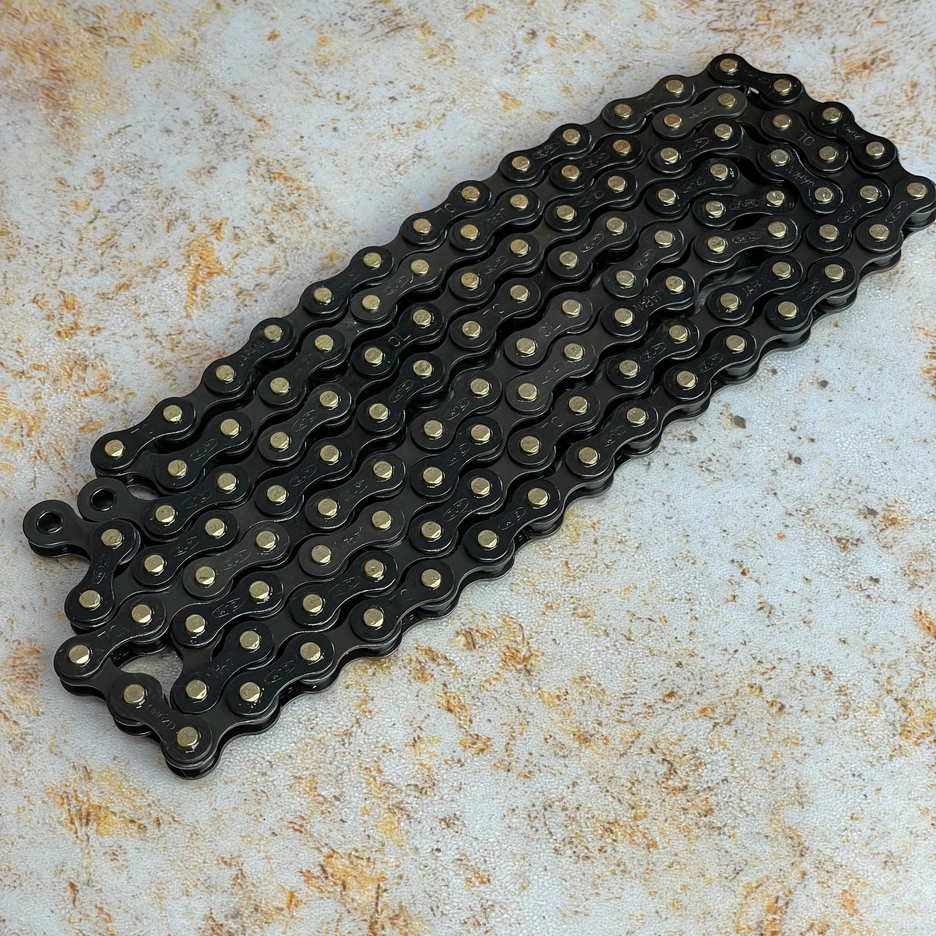 Izumi Standard 1/8" Chain Black / Gold Pins