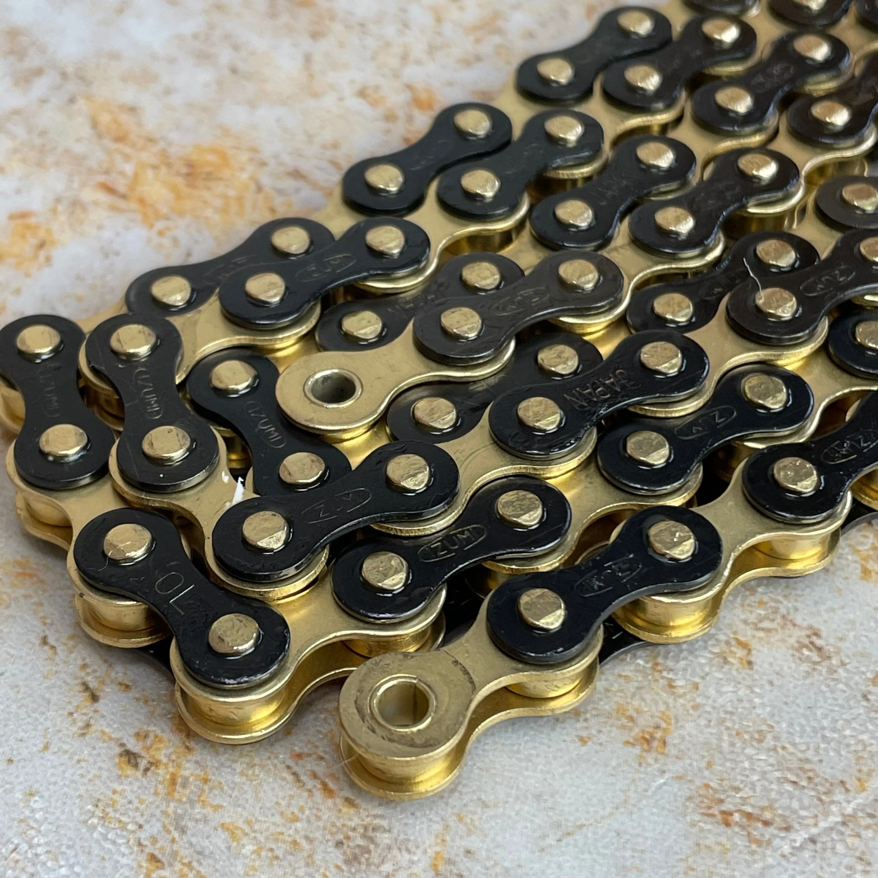 Izumi Standard 1/8" Chain Gold / Black Plates