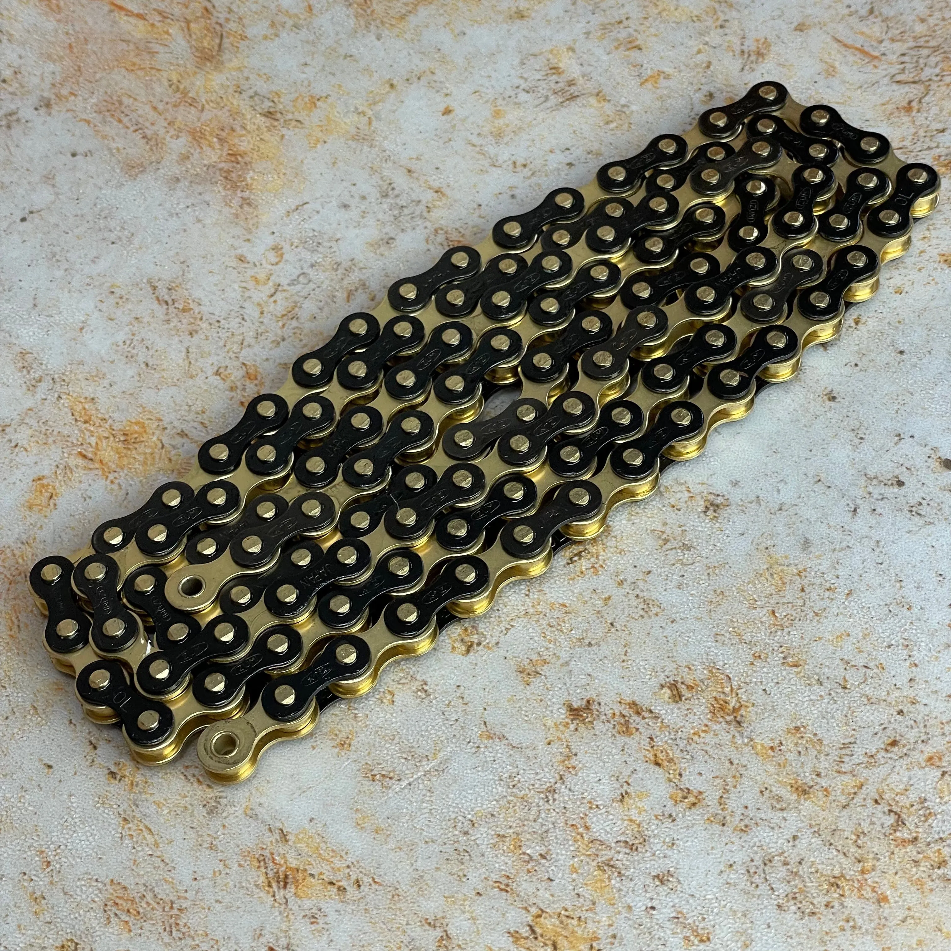 Izumi Standard 1/8" Chain Gold / Black Plates