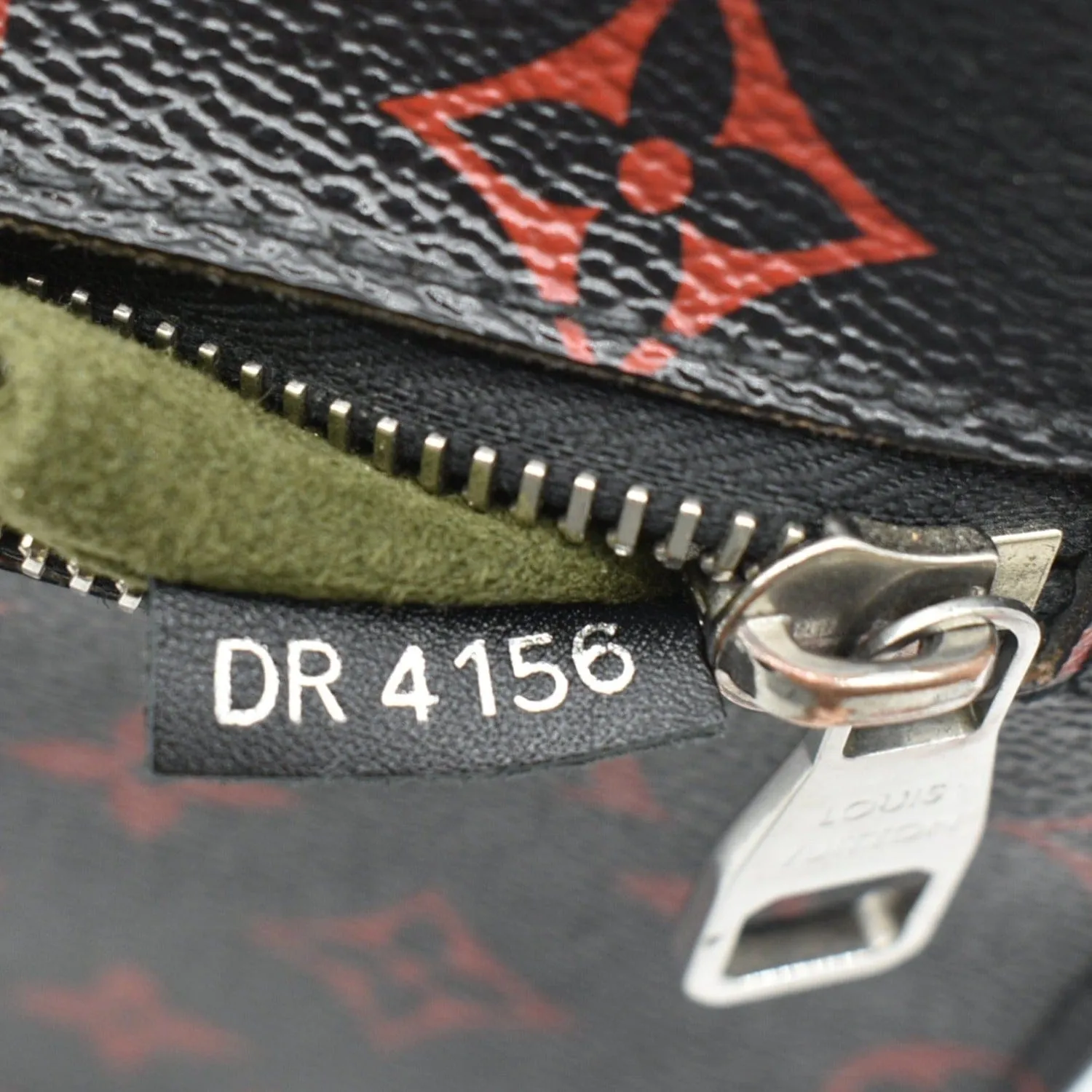 LOUIS VUITTON Metis Pochette Infrarouge Monogram Canvas Crossbody Bag Black