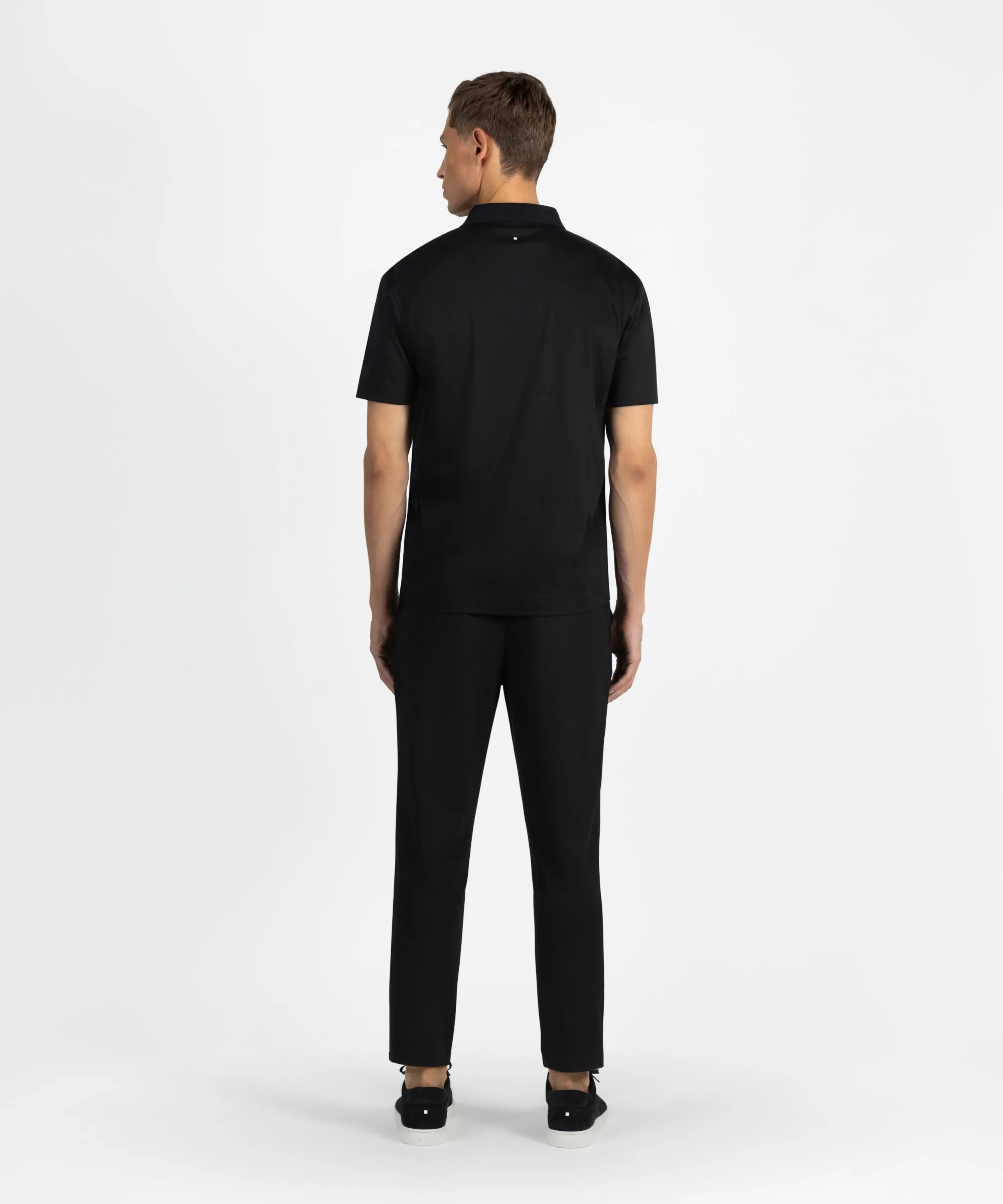 PO 02 Essence Buttonless Black