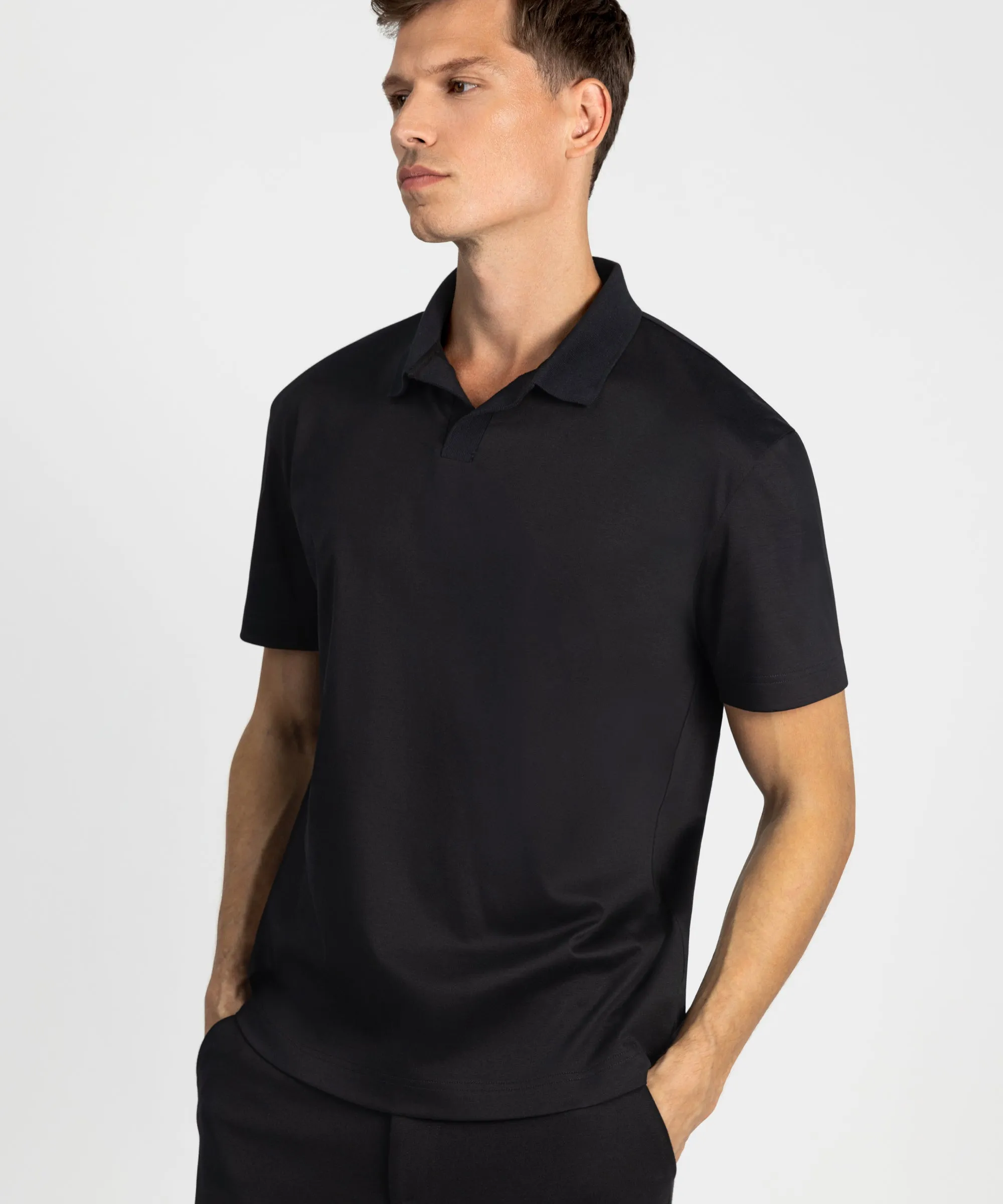 PO 02 Essence Buttonless Black